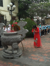 Trường tiểu học Trần Quốc Toản dâng hương tưởng niệm các Anh hùng liệt sĩ tại nghĩa trang phường Dương Nội.