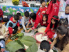 Học sinh trường Tiểu học Trần Quốc Toản háo hức với hoạt động trải nghiệm “Gói bánh chưng "
